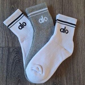 ALO Yoga Women’s Gray and White Socks Set